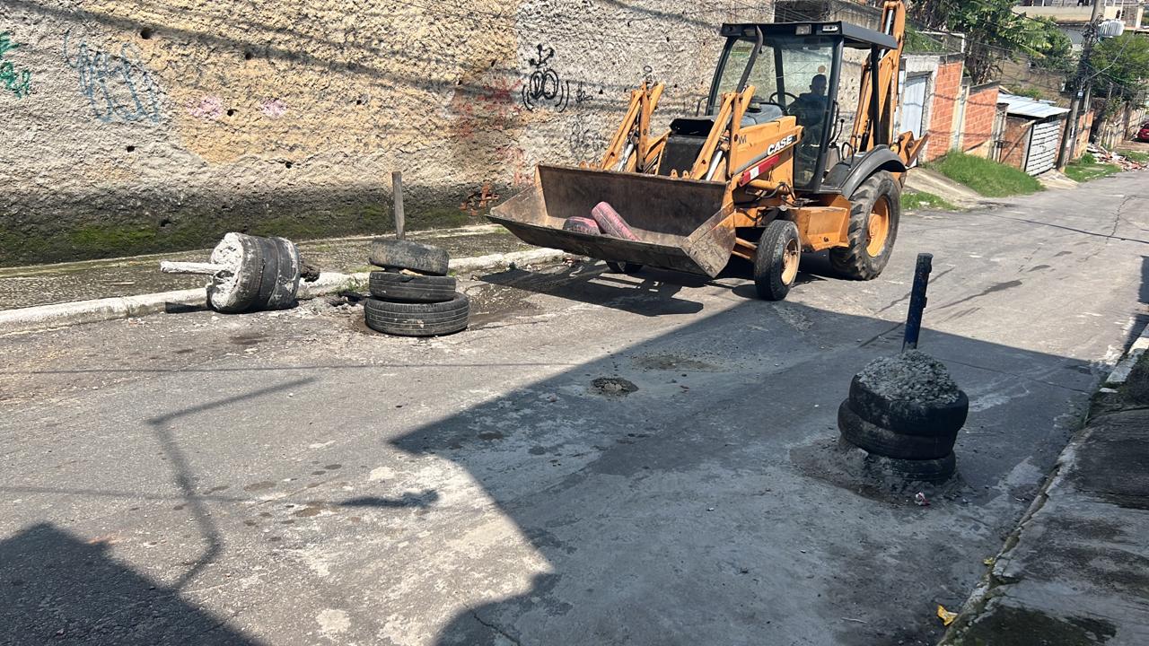 Polícia apreende drogas e retira 12 toneladas de barricadas na Comunidade do Buraco Quente, na Baixada Fluminense